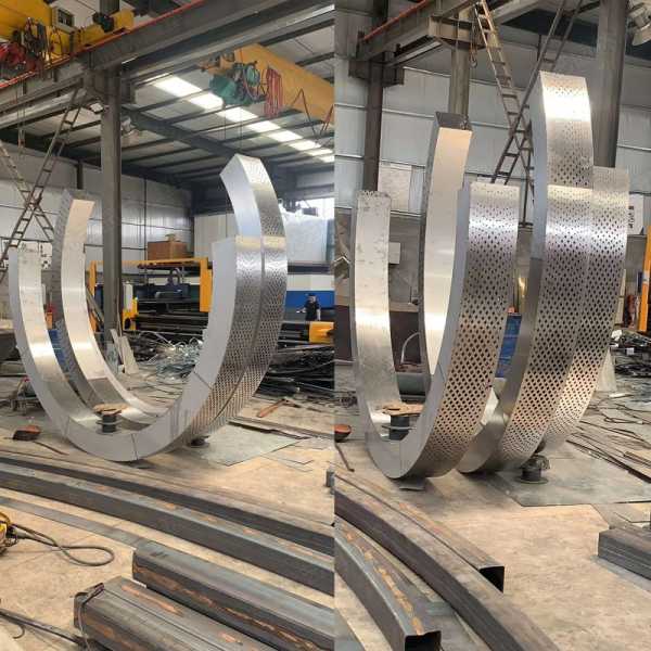 不銹鋼雕塑是因?yàn)槟男﹥?yōu)點(diǎn)被應(yīng)用的呢？