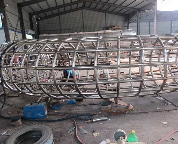 我們和不銹鋼雕塑廠家怎樣進行雕塑的溝通制作呢？